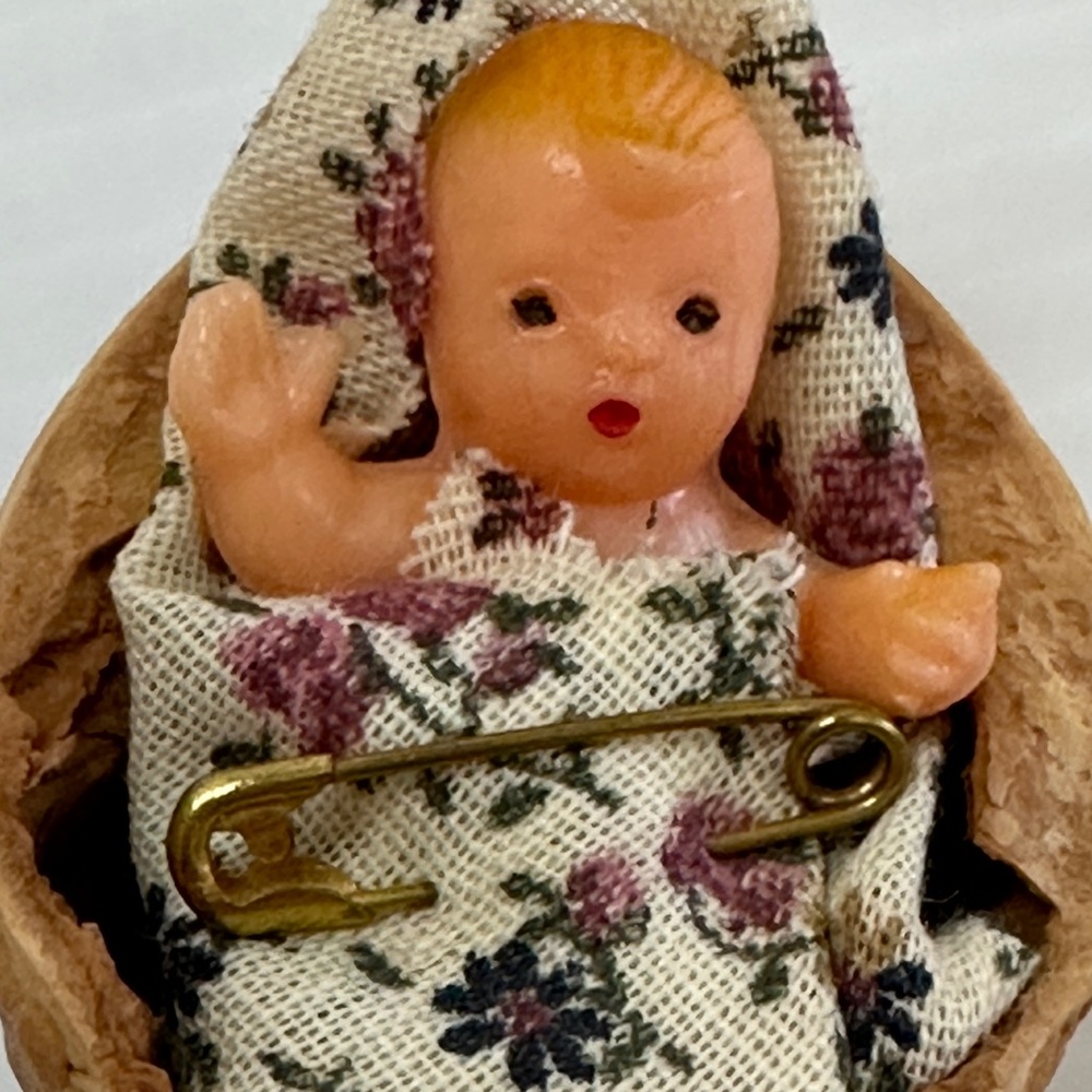 Baby in walnut shell tiny - Picture 3 of 6